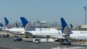 Pasajero de United Airlines obligado a cambiar camiseta con mensaje anti-guerra para poder volar