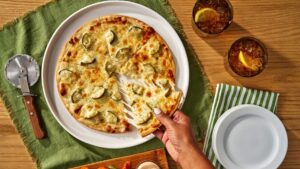 Cofundador de California Pizza Kitchen critica la dificultad para emprender en California y señala a Florida como alternativa
