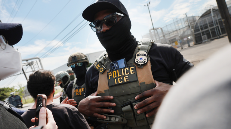 ICE defiende las detenciones en paradas vehiculares como herramienta clave y más segura