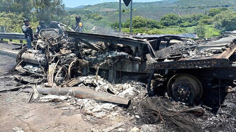 Al menos 10 muertos en choque múltiple en carretera de Jalisco que involucró a cuatro estadounidenses