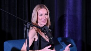 Podcasters de izquierda crítica cuestionan la educación en casa y generan debate
