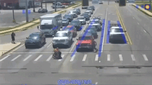 Hombre disfrazado de Spider-Man ayuda a persona en silla de ruedas a cruzar cruce concurrido en Arkansas