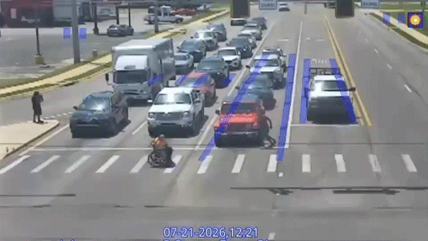 Hombre disfrazado de Spider-Man ayuda a persona en silla de ruedas a cruzar cruce concurrido en Arkansas