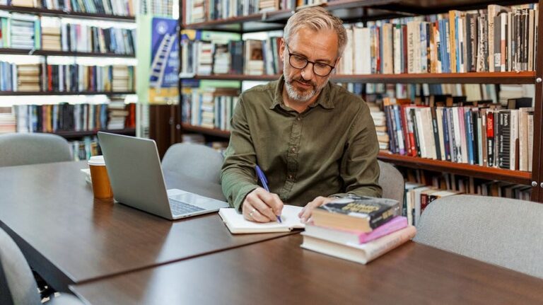 Hablar varios idiomas puede retrasar el envejecimiento cerebral, revela estudio