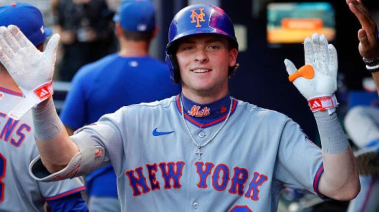 Errores del Kansas City Royals regalan ventaja inicial a los Mets con inusual jugada