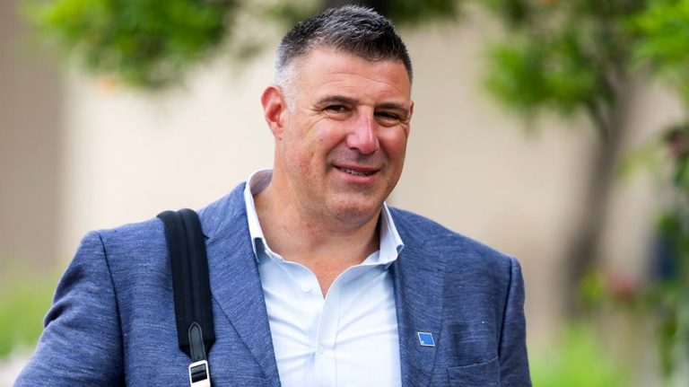 Entrenador Mike Vrabel y su esposa vistos camino a la boda de Taylor Swift y Travis Kelce en Nueva York