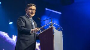 Mike Johnson alerta sobre adoctrinamiento en estudiantes en el marco del 250 aniversario de EE. UU.