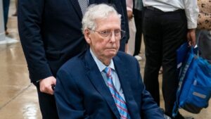 Gobernador demócrata de Kentucky exige transparencia sobre salud de Mitch McConnell