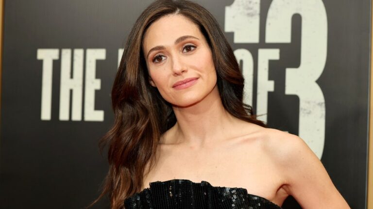 Emmy Rossum revela que su primer matrimonio secreto fue resultado de un ultimátum y dudas a los 21 años