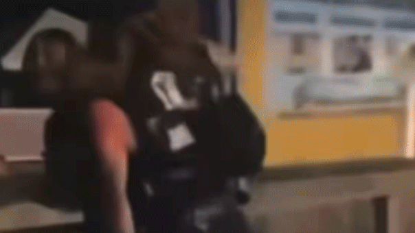 Mujer canadiense detenida tras agredir a adolescente por ropa con lemas de Trump e ICE en New Jersey