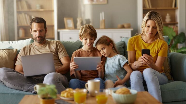 Exceso de tiempo frente a pantallas puede afectar el desarrollo cerebral de niños, alerta autoridad sanitaria