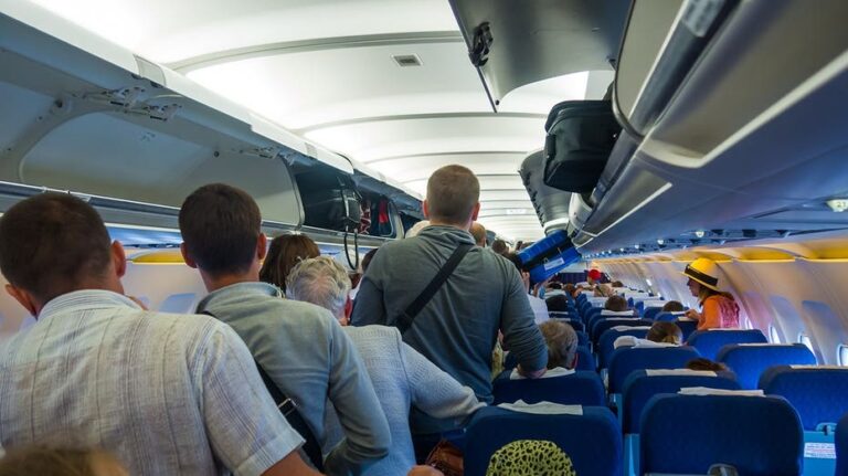 Southwest Airlines genera debate por bromas sobre pasajeros que se levantan tras aterrizar