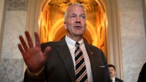 Senador Dan Sullivan denuncia intento demócrata de confundir votantes en Alaska usando nombre similar