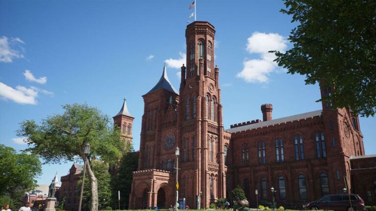 Trump ordena instalar señales fuera del Museo Nacional de Historia Americana por críticas a su narrativa histórica