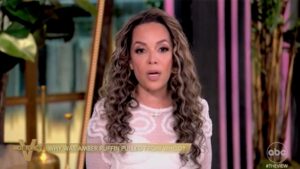 Sunny Hostin interviene tras detención de su hijo por ingreso no autorizado en propiedad ferroviaria