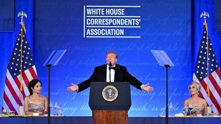Trump retoma cena de corresponsales con críticas y declaración para 2028