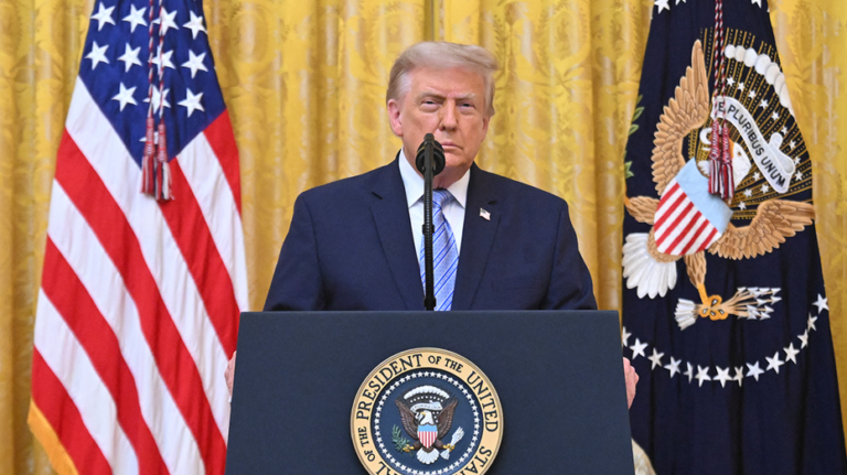 Trump revela inteligencia desclasificada que expone vulnerabilidades en elecciones estadounidenses