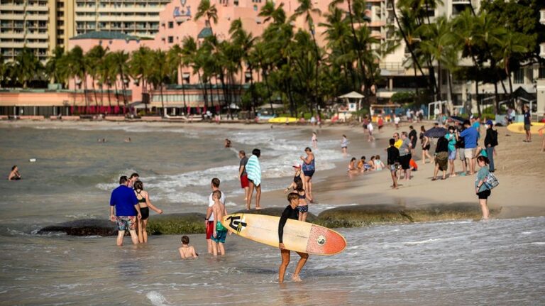 Hermanastro de Tulsi Gabbard acusado de intentar atraer a niños en hotel de Waikīkī