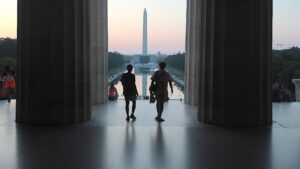 Tecnología avanzada logra limpiar la Reflecting Pool en Washington y autoridades buscan a sospechosos de vandalismo