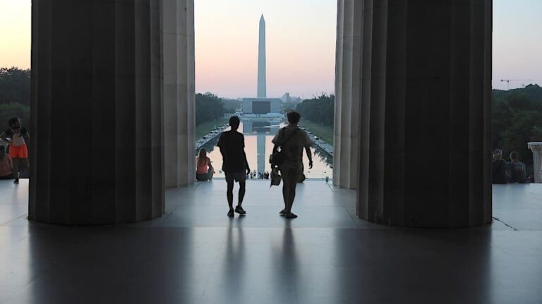 Tecnología avanzada logra limpiar la Reflecting Pool en Washington y autoridades buscan a sospechosos de vandalismo