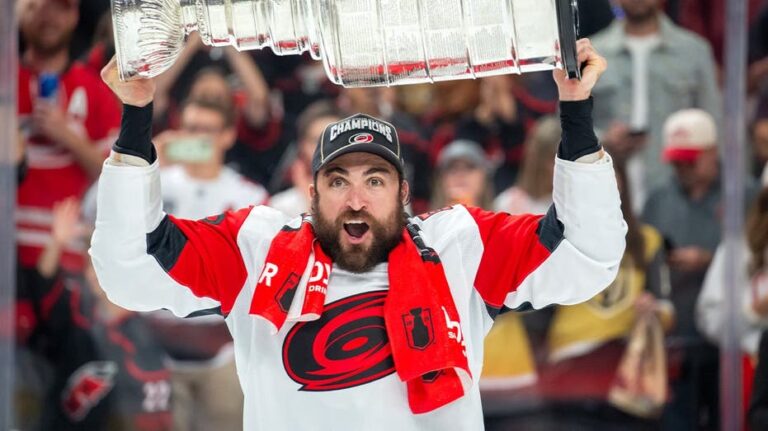 William Carrier, jugador de Hurricanes, rellena la Copa Stanley con poutine, la delicia quebequesa