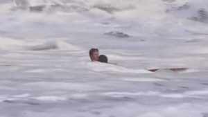 Joven salvavidas de California rescata a niño de 10 años en dramática acción en el mar