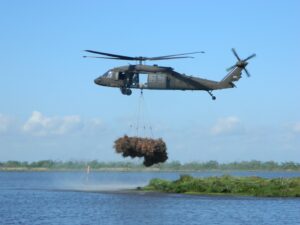 Luisiana reutiliza árboles de Navidad para frenar la erosión costera con ayuda de helicópteros