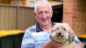 Jubilado australiano recolecta un millón de latas para ayudar a animales abandonados