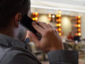 Repartidor de Amazon contacta a clientes desde Barcelona para asegurar entregas