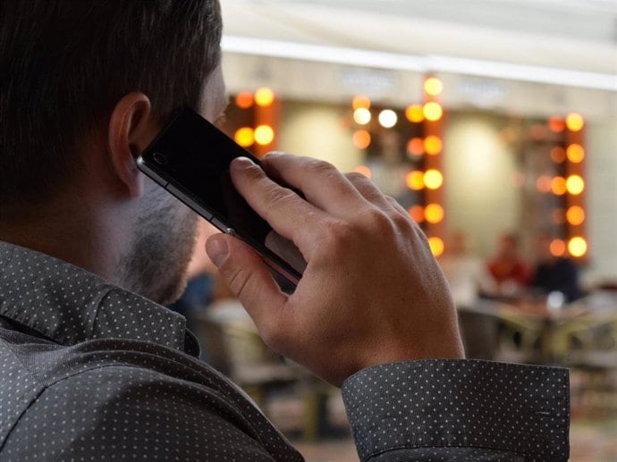 Repartidor de Amazon contacta a clientes desde Barcelona para asegurar entregas