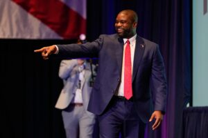 Demócrata progresista gana en Florida y Byron Donalds se convierte en primer candidato negro a gobernador republicano del estado