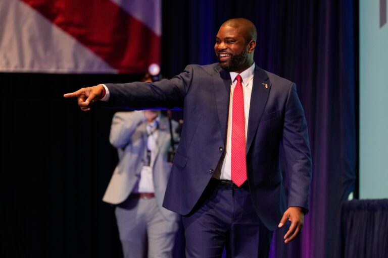 Demócrata progresista gana en Florida y Byron Donalds se convierte en primer candidato negro a gobernador republicano del estado
