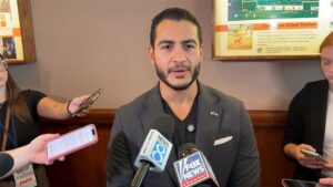 Candidato demócrata en Michigan enfrenta críticas por vínculos y comentarios polémicos