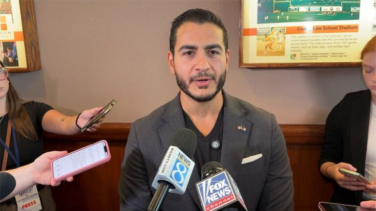Candidato demócrata en Michigan enfrenta críticas por vínculos y comentarios polémicos
