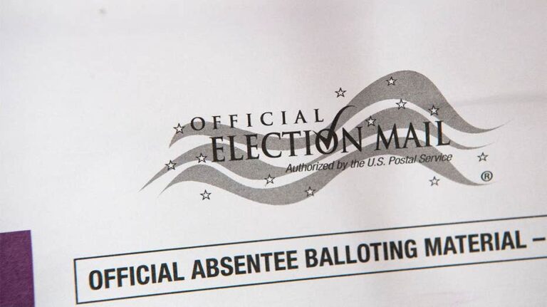 Un juez federal bloquea nuevamente la orden de Trump sobre el voto por correo antes de las elecciones intermedias