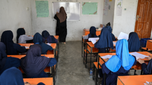 2.4 millones de niñas afganas continúan excluidas de la educación secundaria cinco años después del retorno talibán