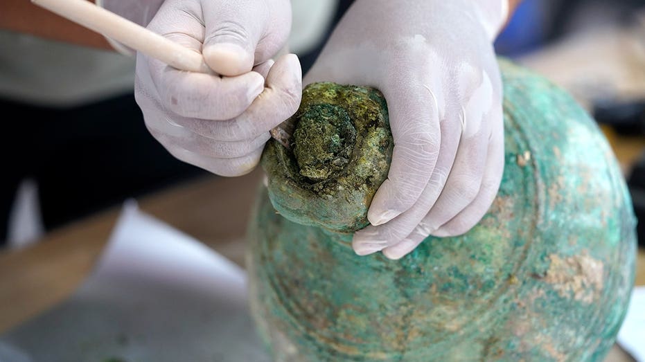 Descubren 3.74 litros de bebida alcohólica de 2,200 años en una tumba antigua en China