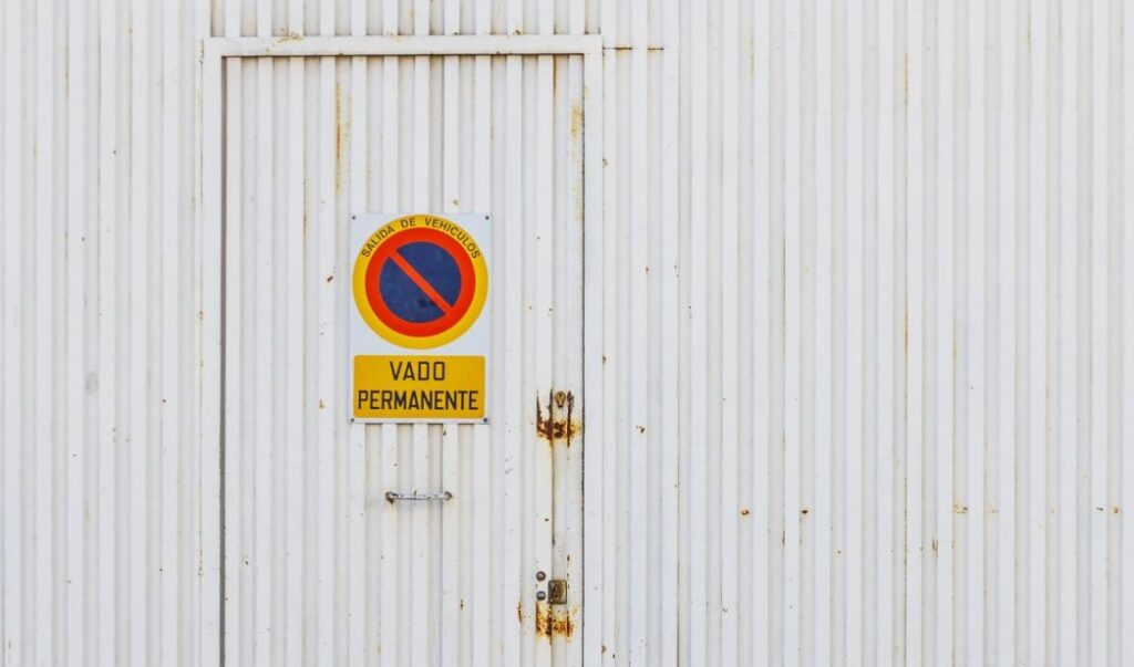 No está permitido aparcar en un vado, ni siquiera si es el propio, según la DGT
