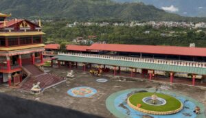 Cerca de 200 españoles comparten convivencia en monasterio budista en Nepal