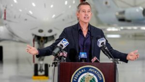 Secretario de Transporte Sean Duffy critica a Harvard y desaprueba su influencia actual