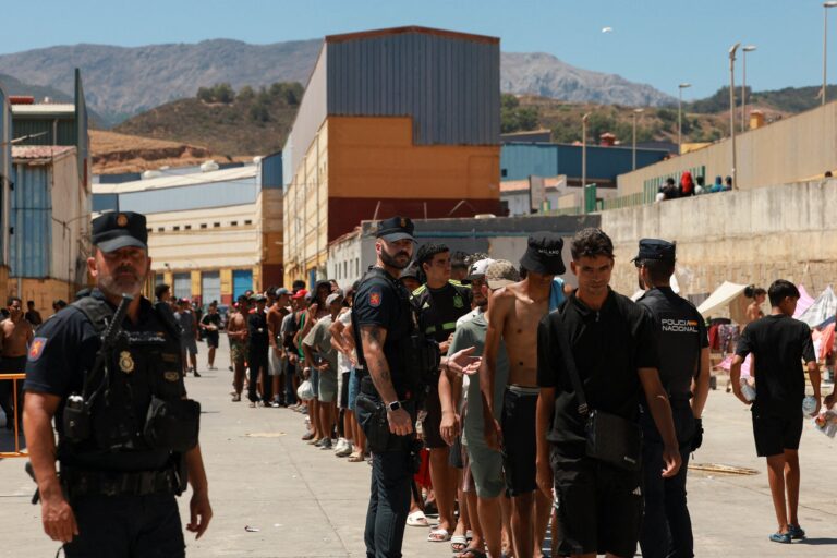 España y Marruecos refuerzan controles ante posible crisis migratoria en Ceuta el 15 de agosto