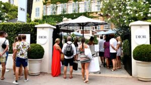 Saint-Tropez enfrenta saturación turística por turistas e influencers