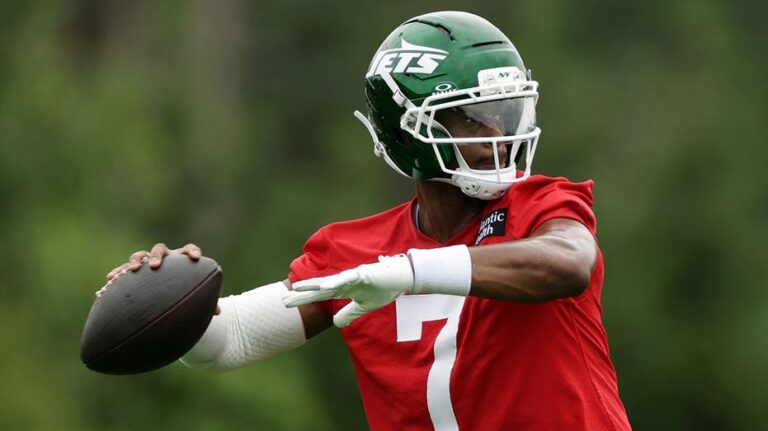 Geno Smith regresa a los New York Jets con expectativas renovadas y liderazgo consolidado