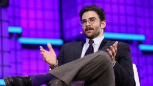 Podcast ‘Pod Save America’ elimina temporalmente clip crítico a Hasan Piker tras polémica