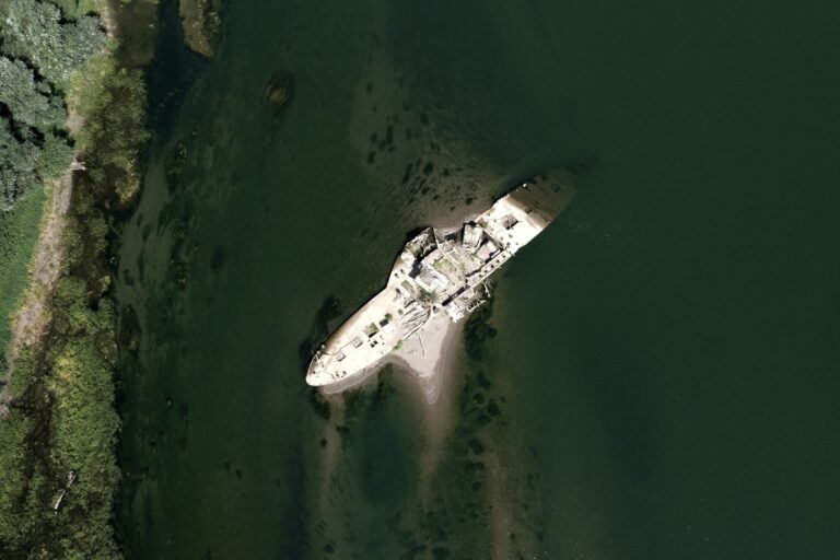 Emergen restos de un antiguo barco en Serbia debido a la sequía que afecta a los ríos europeos