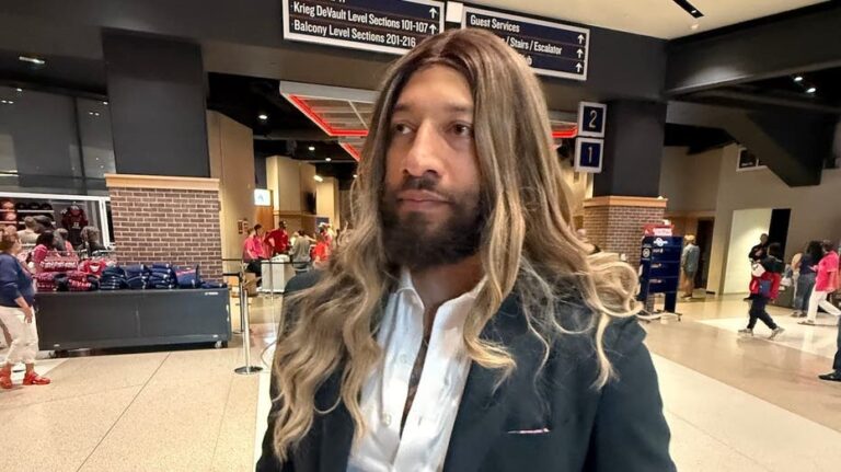 Royce White asiste a partido de Indiana Fever con peluca rubia mientras mantiene su candidatura para el draft de la WNBA