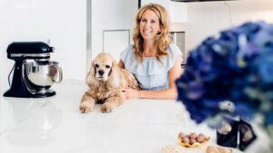 Fundadora de snacks orgánicos para perros promueve alimentos naturales y saludables