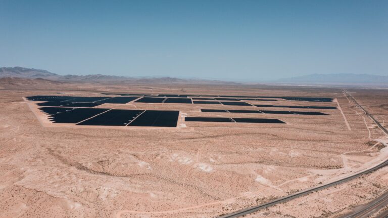Megaparque solar en China impulsa mejora ecológica en zona árida de gran altitud
