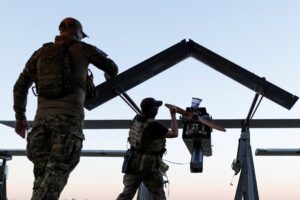 Trump detiene los ataques a Irán mientras persisten tensiones en Ormuz