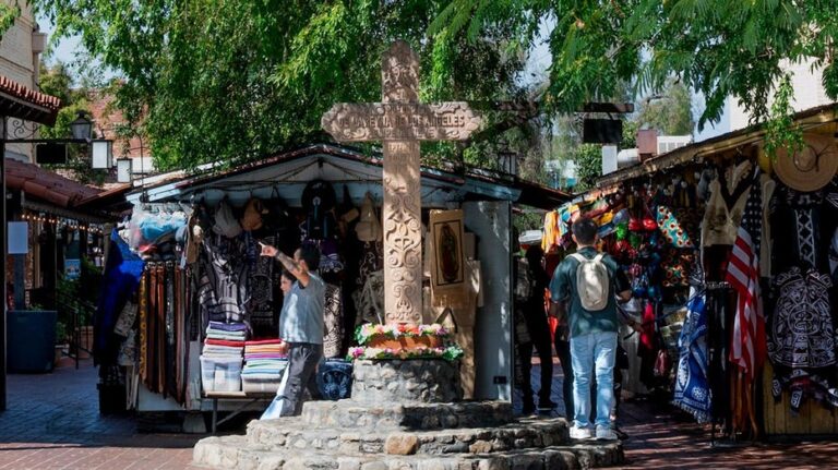 Comerciantes de Los Ángeles defienden una cruz centenaria y una tradición navideña frente a una demanda
